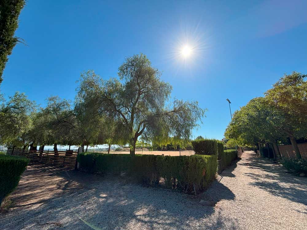 Entrada-visión-pista-y-pasillo-La-Pradera-Hotel-Canino